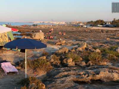 Dopo Cala Fetente, e prima della frazione di San Vito, l�ultimo passaggio diretto al mare � quello che conduce a Pietra Egea, il tratto di costa che si trova all�ombra di un grande campeggio. Qui gli scogli si fanno pi� lisci, permettendo a intere famiglie di passare la giornata con gazebo, sedie a sdraio e fornacelle (foto di Antonio Caradonna)